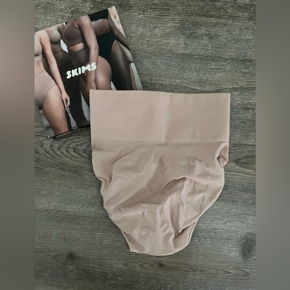 SKIMS Core Control Solutionwear (L/XL - fits like a Small) - Picture 2 of 5